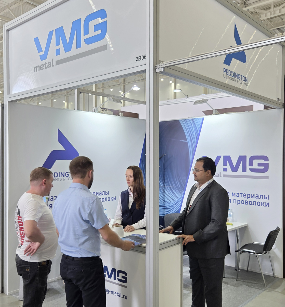 Представители компаний VMG Metal и Peddington Lubricants принимают посетителей на своем стенде на выставке Wire 2026 Представители компаний VMG Metal и Peddington Lubricants принимают посетителей на своем стенде на выставке Wire 2026